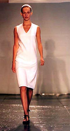 Roos in white linen shift